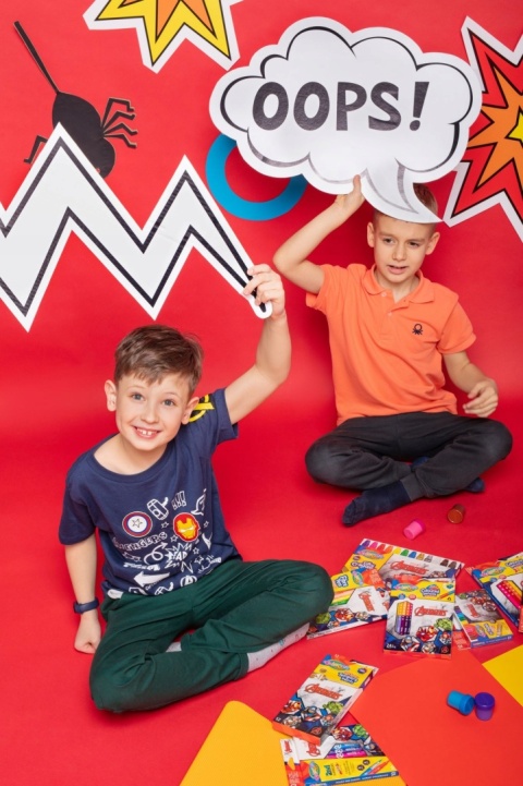 Kredki ołówkowe trójkątne 12 +1 kolorów złota srebrna Avengers